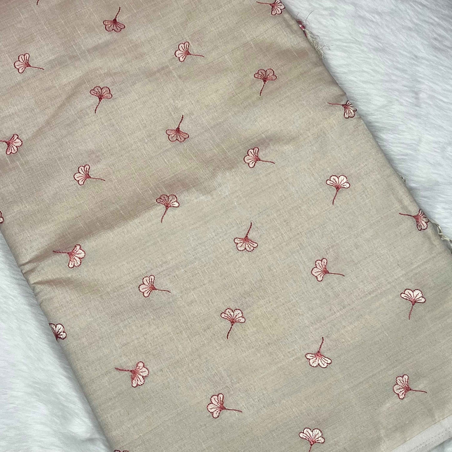 Women's Off-White Floral Embroidery Saree With Un-Stiched Blouse
