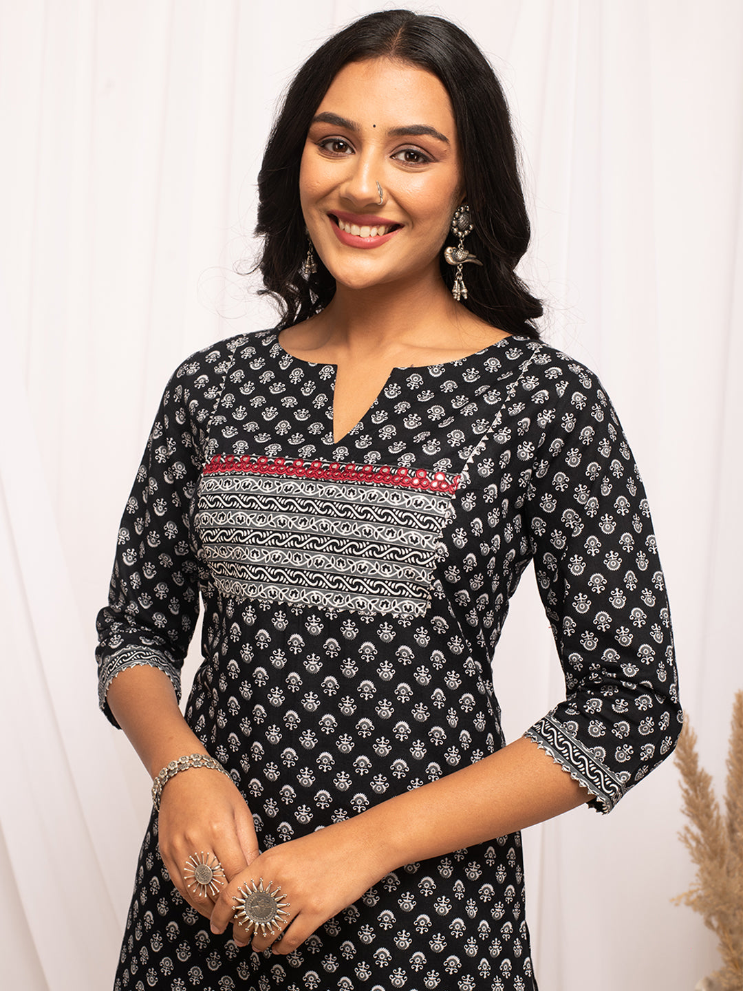 Ethnic Motifs Printed Round Neck Gotta Patti Cotton Straight Kurta