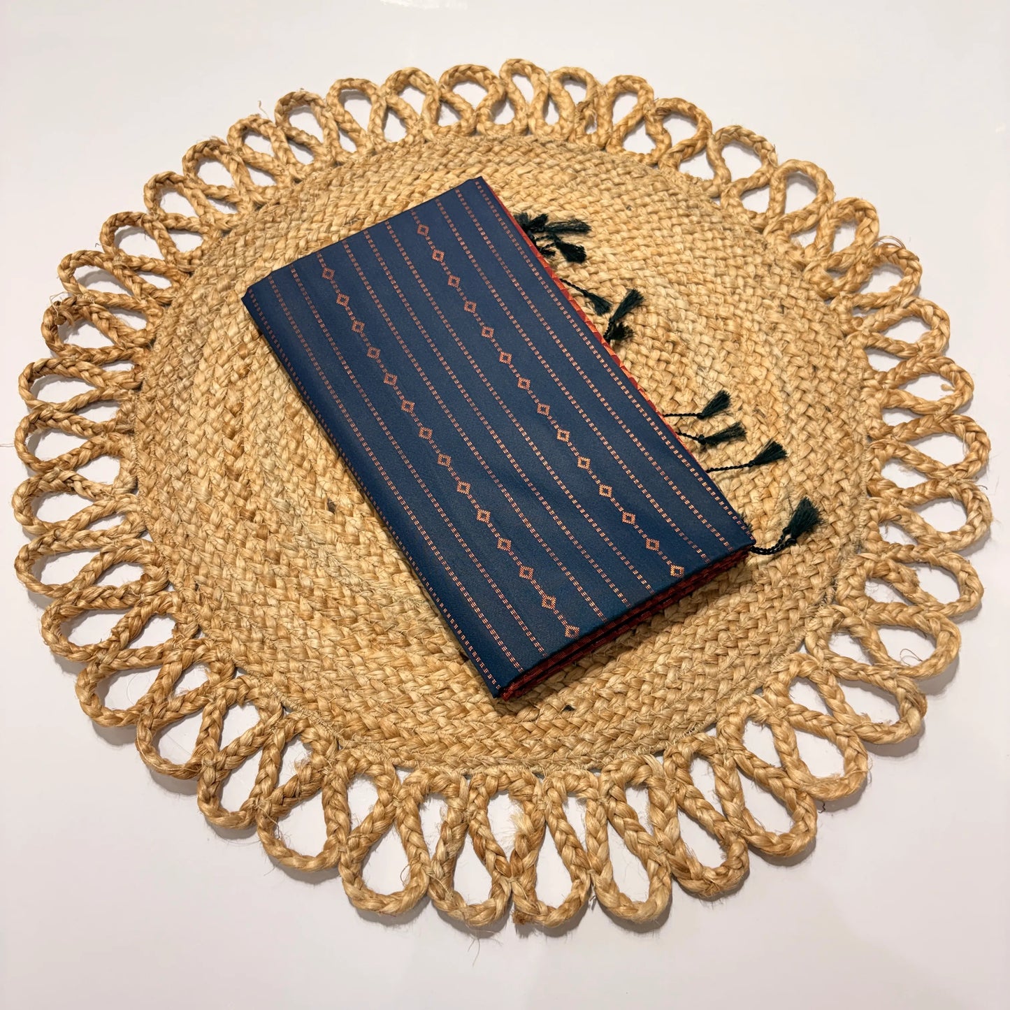 Women's Vaira Oosi Saree with Contrast Border & Unstitched Blouse | Traditional Silk Elegance