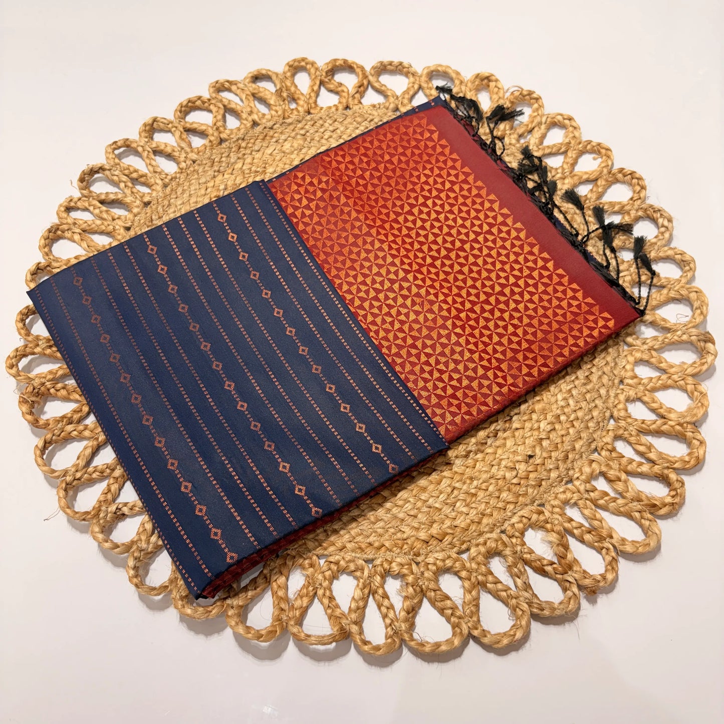 Women's Vaira Oosi Saree with Contrast Border & Unstitched Blouse | Traditional Silk Elegance