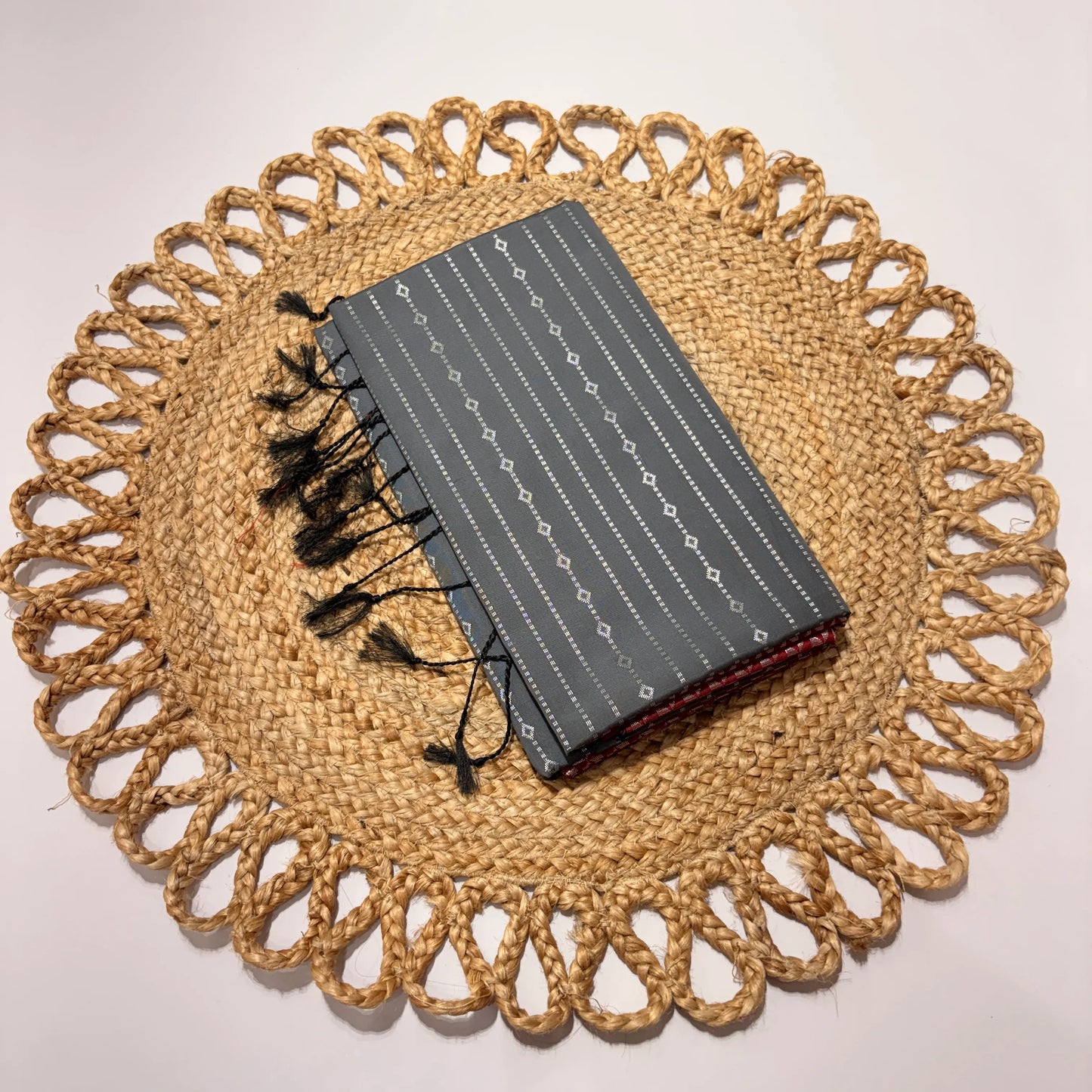 Women's Vaira Oosi Saree with Contrast Border & Unstitched Blouse | Traditional Silk Elegance