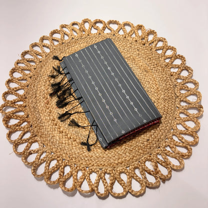 Women's Vaira Oosi Saree with Contrast Border & Unstitched Blouse | Traditional Silk Elegance