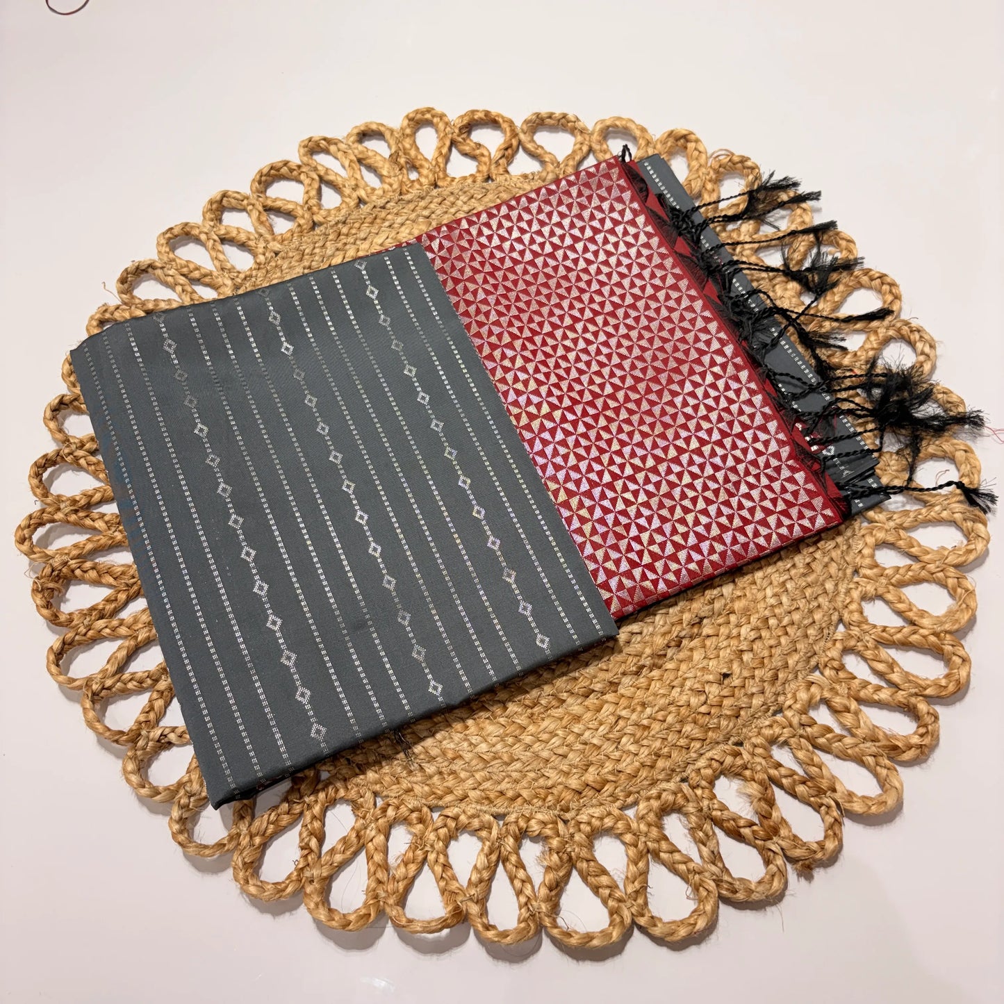 Women's Vaira Oosi Saree with Contrast Border & Unstitched Blouse | Traditional Silk Elegance