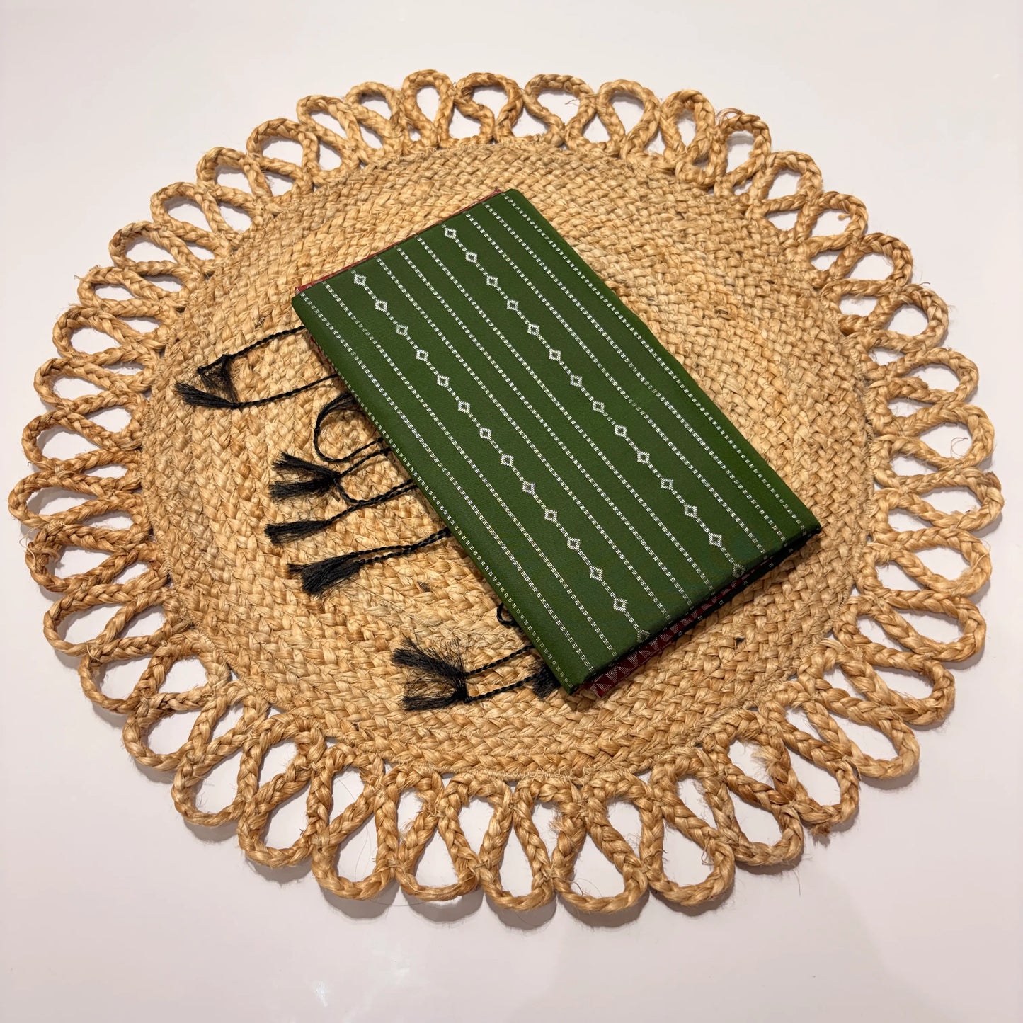 Women's Vaira Oosi Saree with Contrast Border & Unstitched Blouse | Traditional Silk Elegance