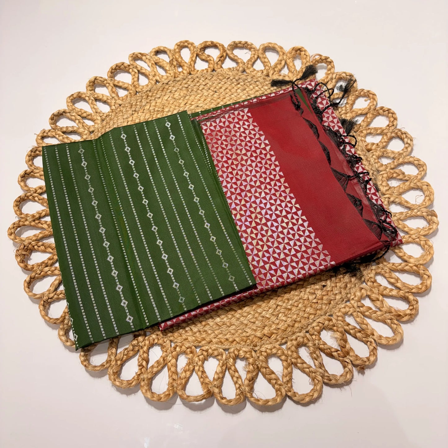 Women's Vaira Oosi Saree with Contrast Border & Unstitched Blouse | Traditional Silk Elegance