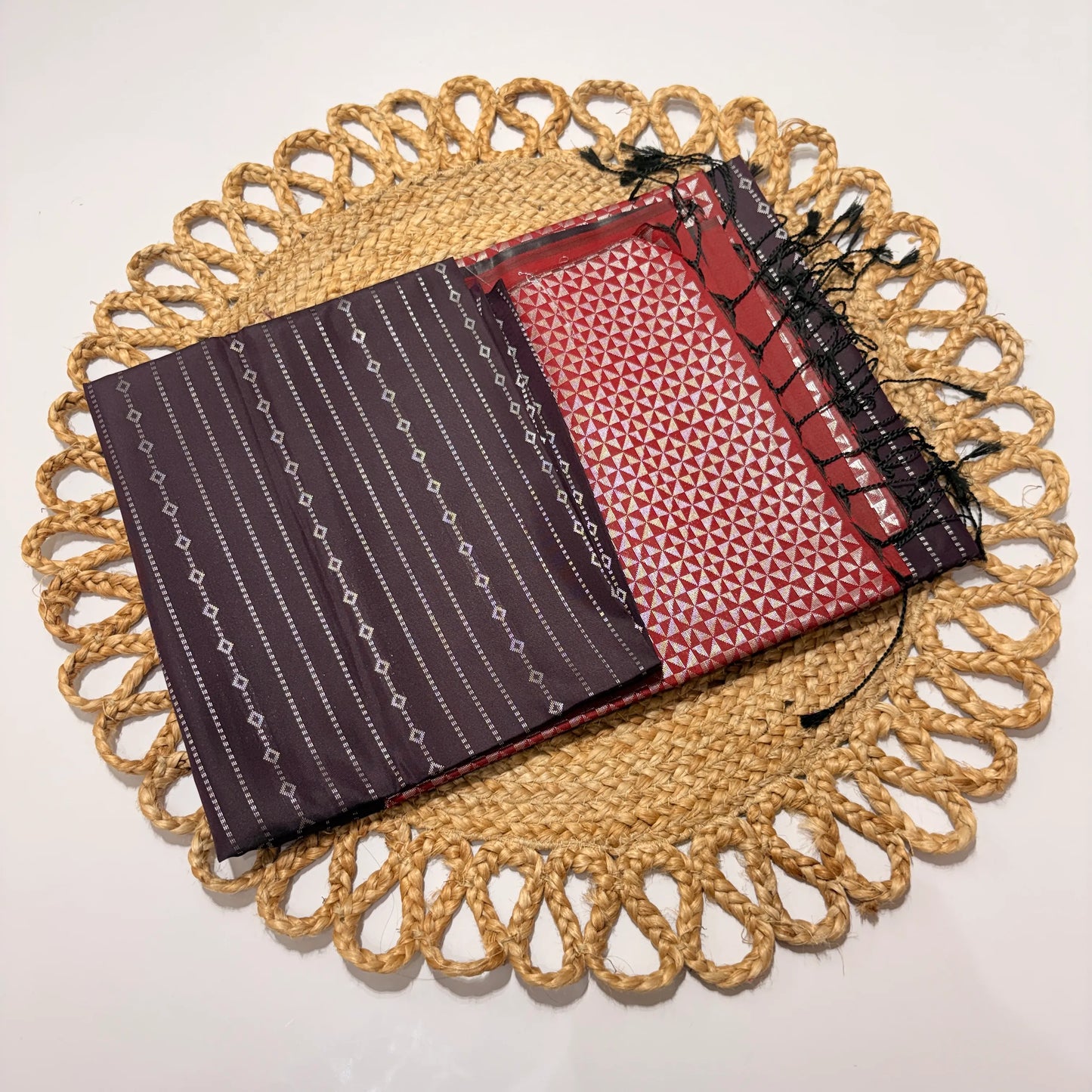 Women's Vaira Oosi Saree with Contrast Border & Unstitched Blouse | Traditional Silk Elegance