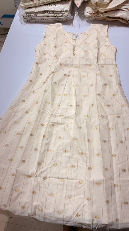 Cream digital print tissue A-line kurti with gold diamond butti motifs, box pleats, diagonal yoke seaming and pearl button placket, 44 inch sleeveless kurti with crepe lining, Kerala ethnic wear for Onam and festivals – RAE Trends