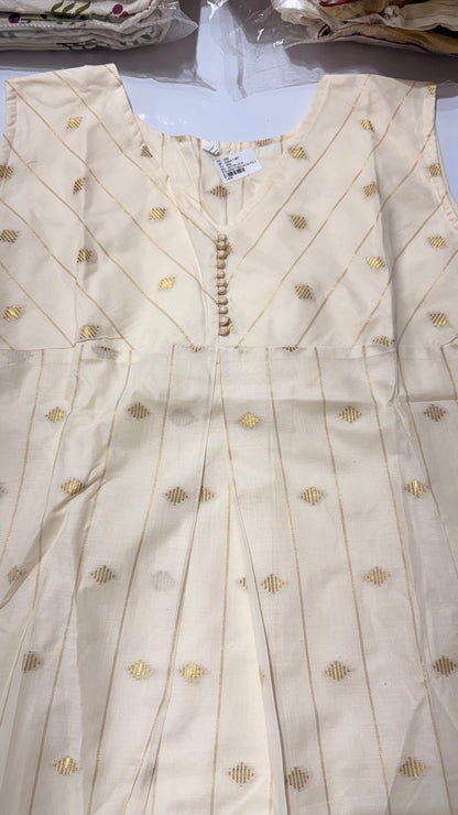 Close-up of diagonal yoke seaming, pearl button placket and scattered gold diamond butti motifs on cream digital print tissue kurti with gold lurex stripes – RAE Trends