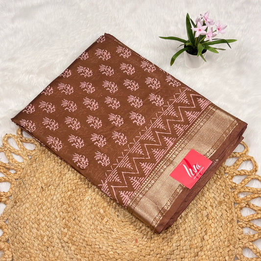 Cocoa‑brown Maheshwari art silk saree with blush block motifs, zigzag border, soft gold zari band, and matching blouse piece