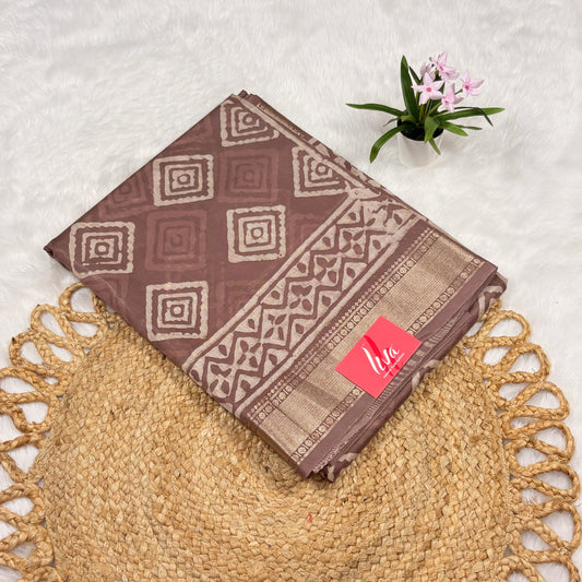 Taupe Maheshwari Dabu block print saree with ivory concentric diamond motifs, geometric borders, soft gold zari band, and matching blouse piece