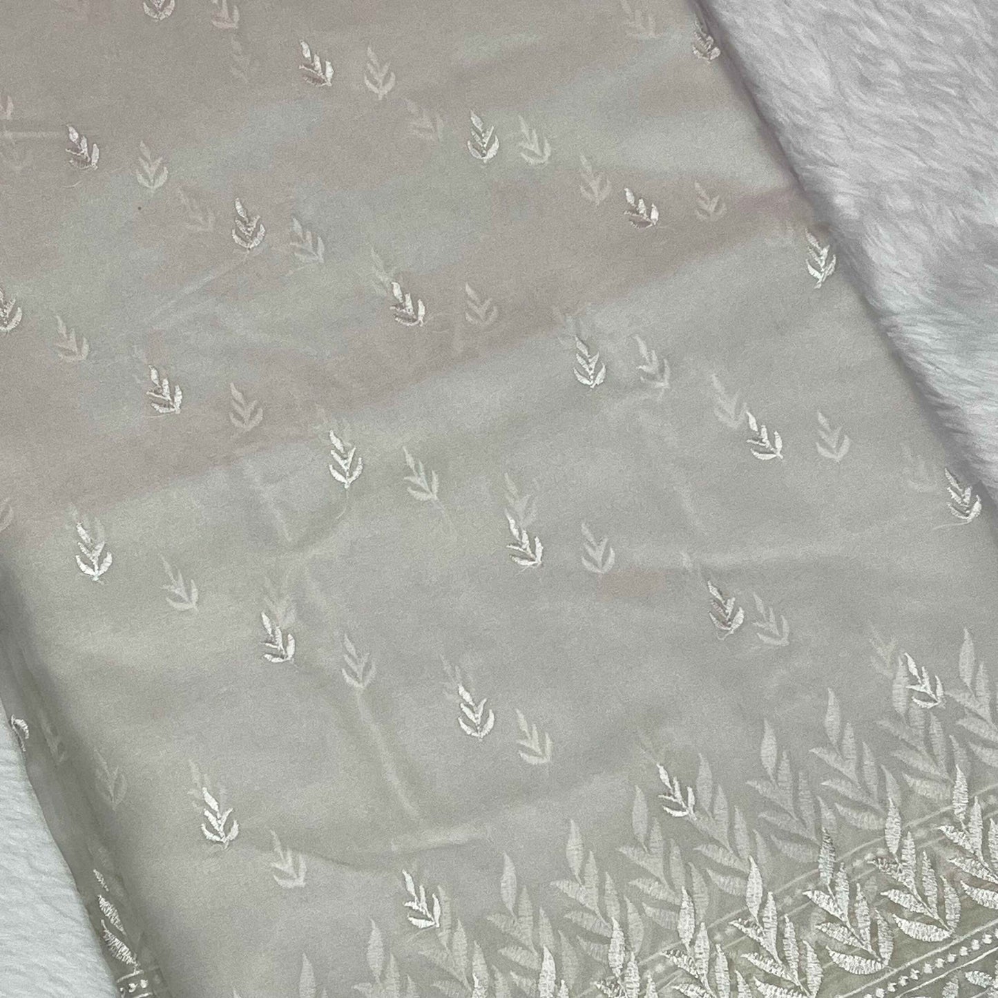 Women's White Leaf Embroidery Saree With Un-Stiched Blouse