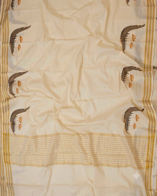 Off-white Kerala cotton saree with traditional mural art print featuring Kathakali dancer with curved chutti headdress and nilavilakku oil lamp motifs in earthy brown and gold tones, golden stripe border and woven stripe pallu – ideal for Onam, festivals and cultural events